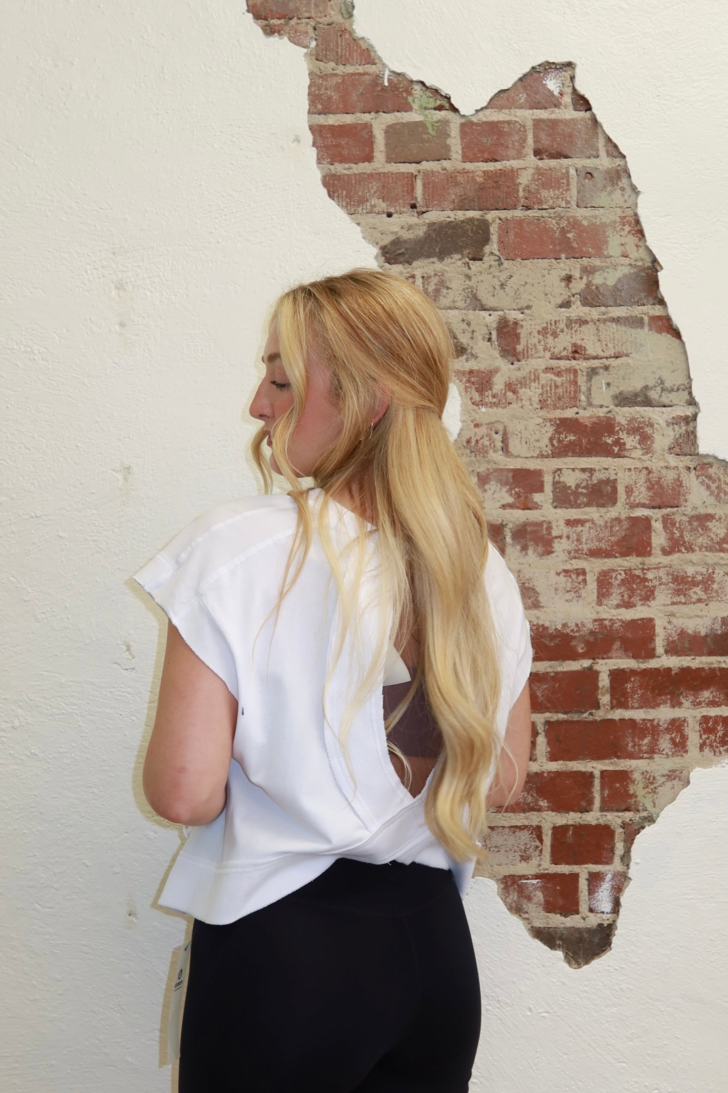 FLOW OPEN-BACK TEE